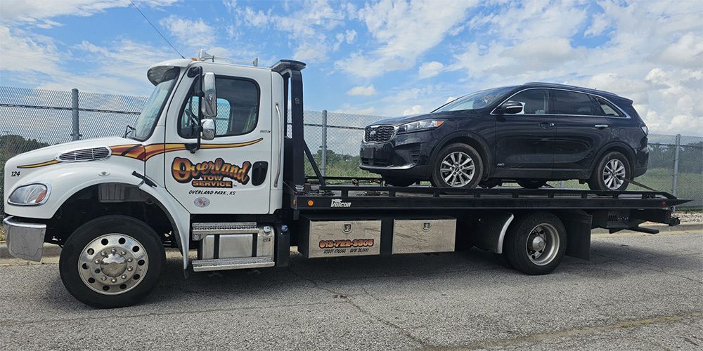 Lenexa tow truck driver hauling a broken down SUV